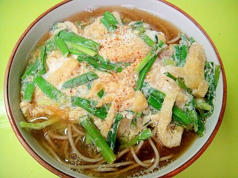 ニラと油揚げの卵とじ蕎麦